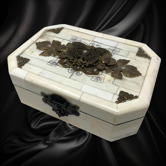 Vintage Jo Marz First Edition Tessellated Butterfly Trinket Box Bone Brass - Picture 1 of 9